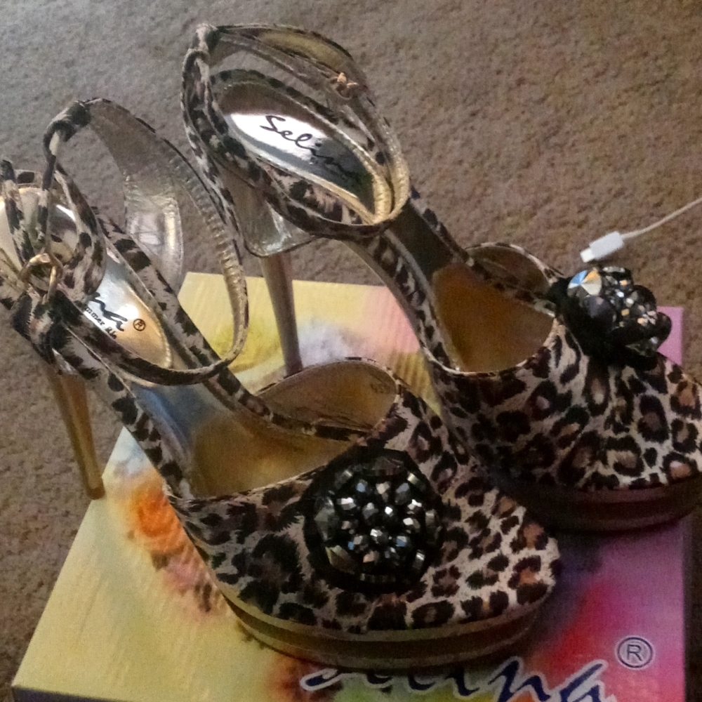 Woman's high heels - Picture 1 of 2